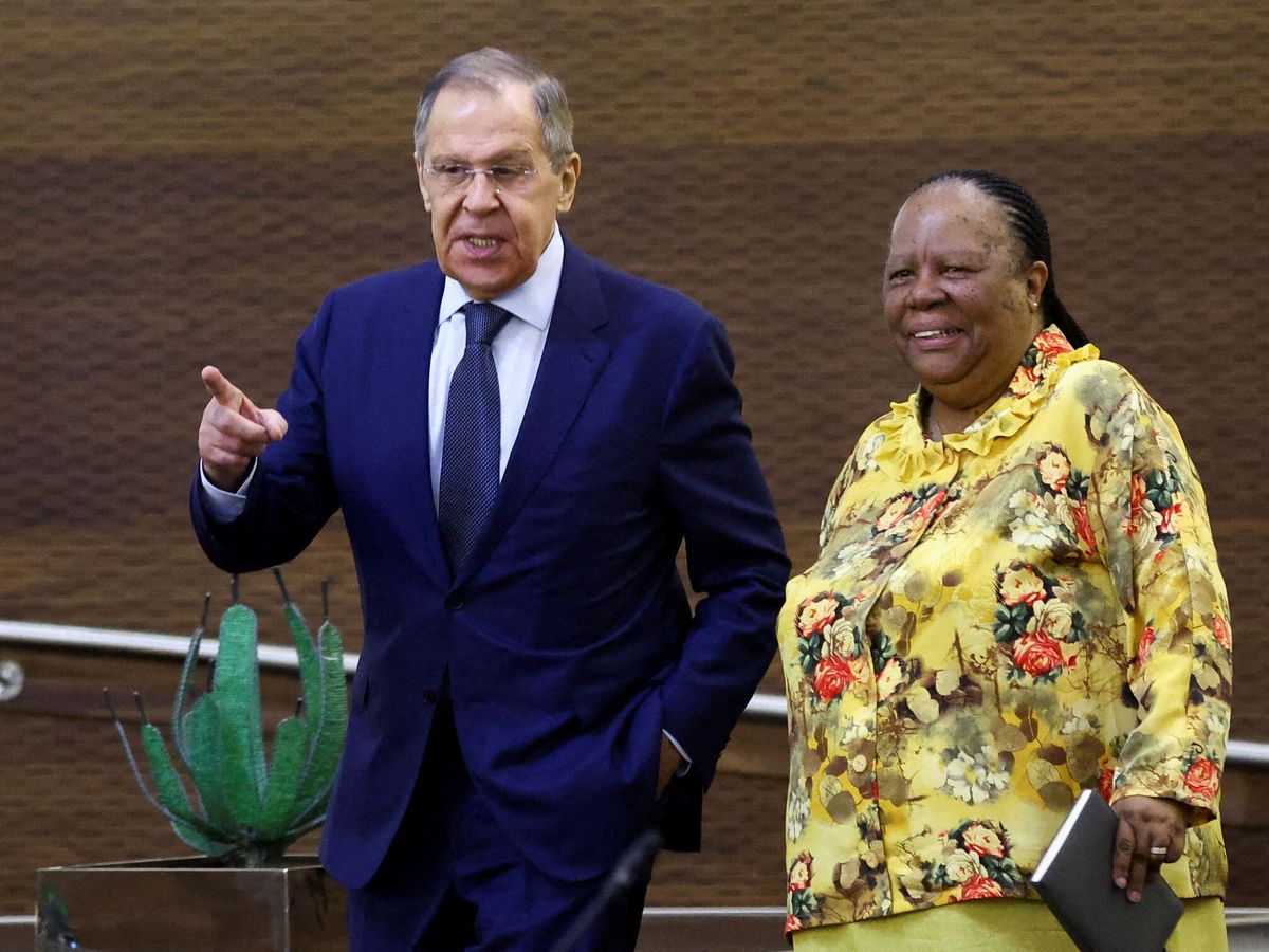 Foto: El ministro de Exteriores ruso, Serguéi Lavrov, junto a su homóloga sudafricana Naledi Pandor. (Reuters/Siphiwe Sibeko)