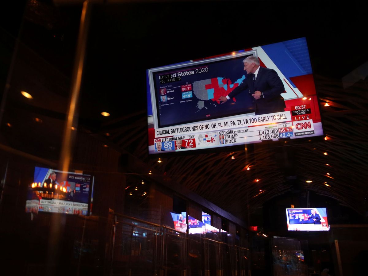 Foto: Un bar de Ohio muestra en sus pantallas las elecciones de EEUU. (Reuters)