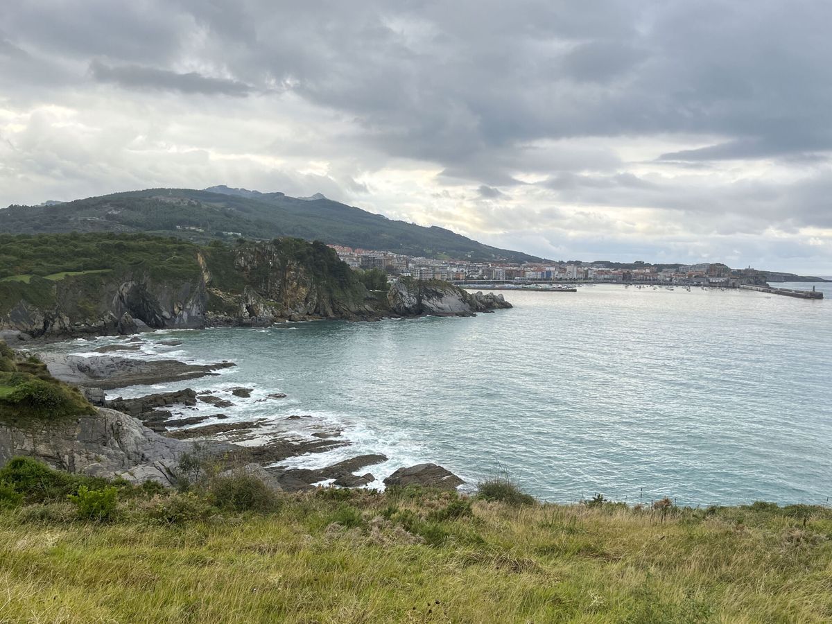 Foto: Vista de la bahía de Castro Urdiales (Cantabria). (EFE/Miguel Ramos)
