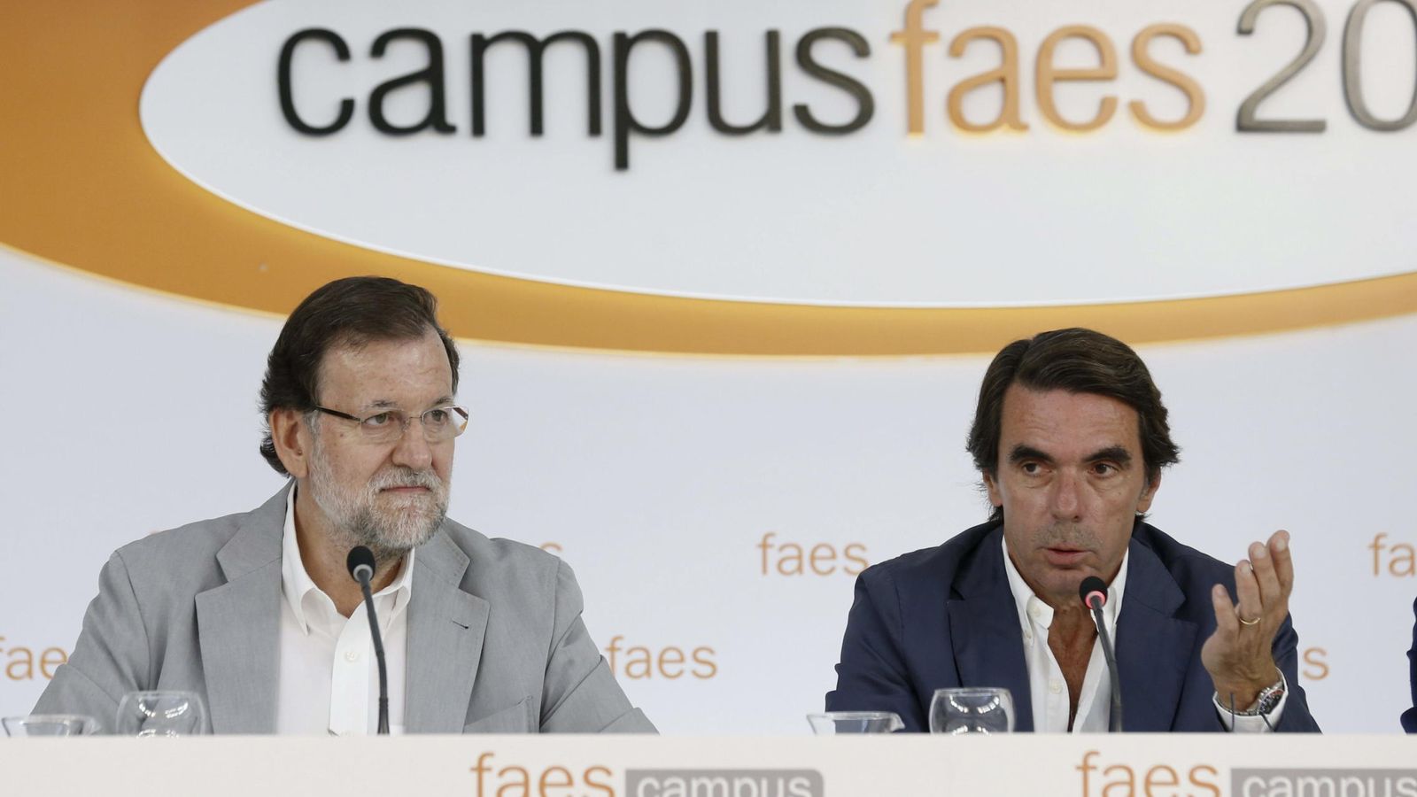 Foto: Mariano Rajoy y José María Aznar durante la clausura del campus de verano de FAES en julio de 2015. (EFE)