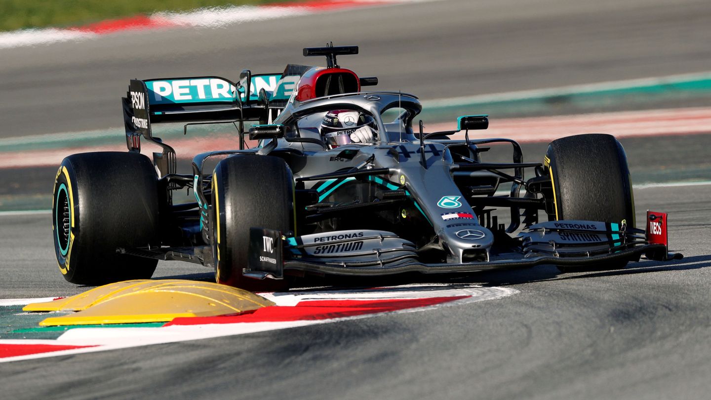 Lewis Hamilton durante los test de pretemporada en Barcelona. (Reuters)