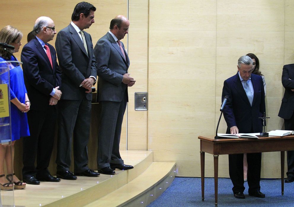 Foto: José Manuel Soria (3i), durante la toma de posesión del nuevo presidente de la CNMC, José María Marín Quemada. (EFE)