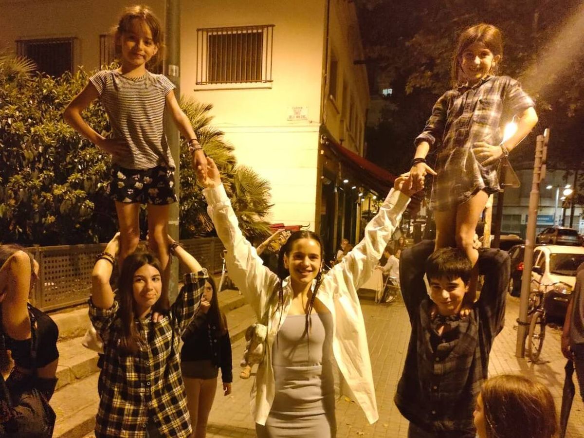 Foto: La emotiva sorpresa de Rosalía a unos niños de este barrio de Barcelona (Twitter/@bandarres)