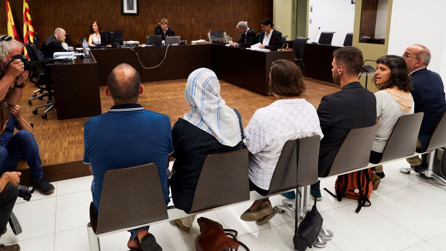 Los seis concejales de Badalona durante la celebración del juicio. (EFE)