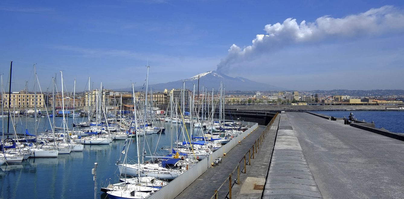 El volcán Etna durante una erupción, en la isla de Sicilia. (Reuters)