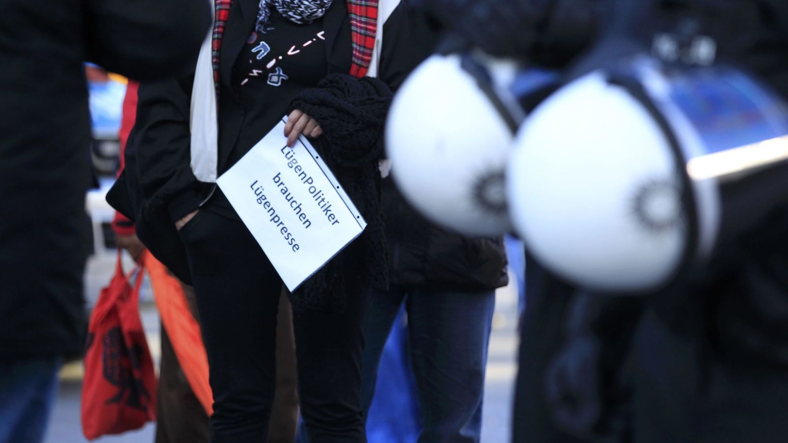 Foto: Una mujer enarbola un cartel que dice "Los políticos mentirosos necesitan una prensa mentirosa", durante una marcha de Pegida en Colonia, el 9 de enero de 2016 (Reuters)