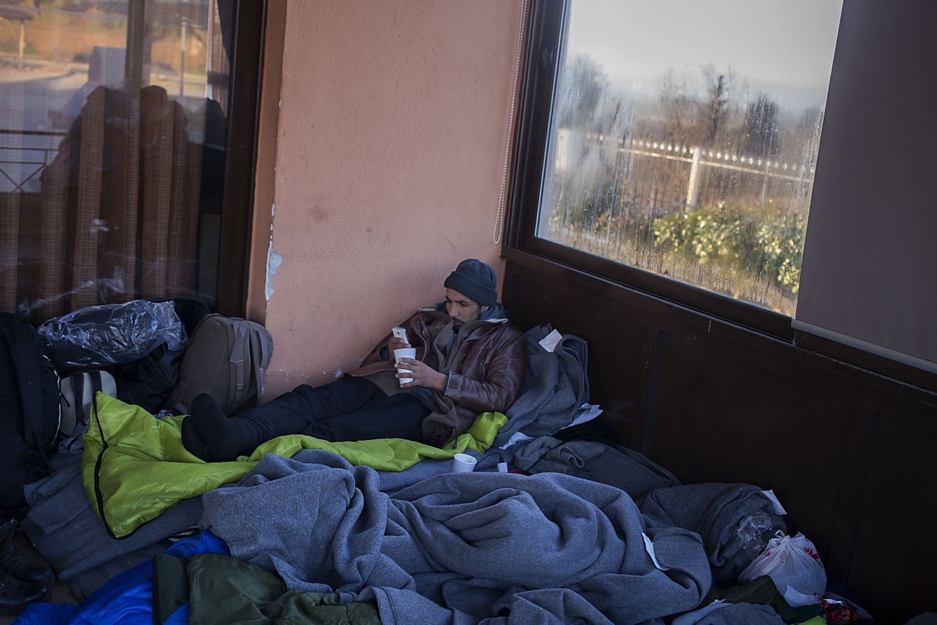 Uno de los migrantes que descansan en el Hotel Hara, a tres kilómetros del paso fronterizo de Idomeni. (Foto: D. González) 