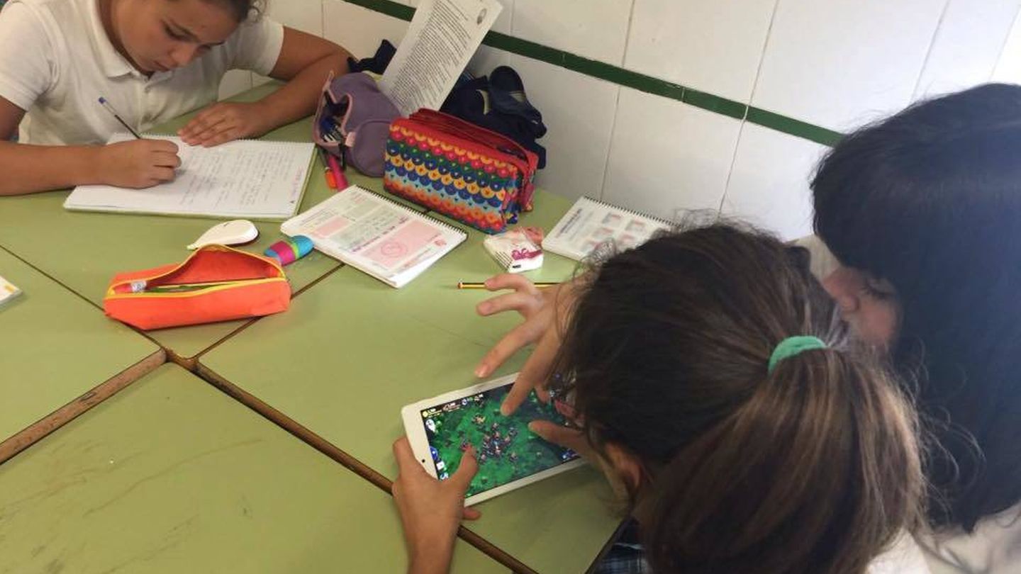 Alumnas de Manuel Jaldón juegan al ‘Dominations’ mientras otra escribe. (Imagen: Colegio Diocesano Sagrado Corazón de Jesús Huelva | Facebook)