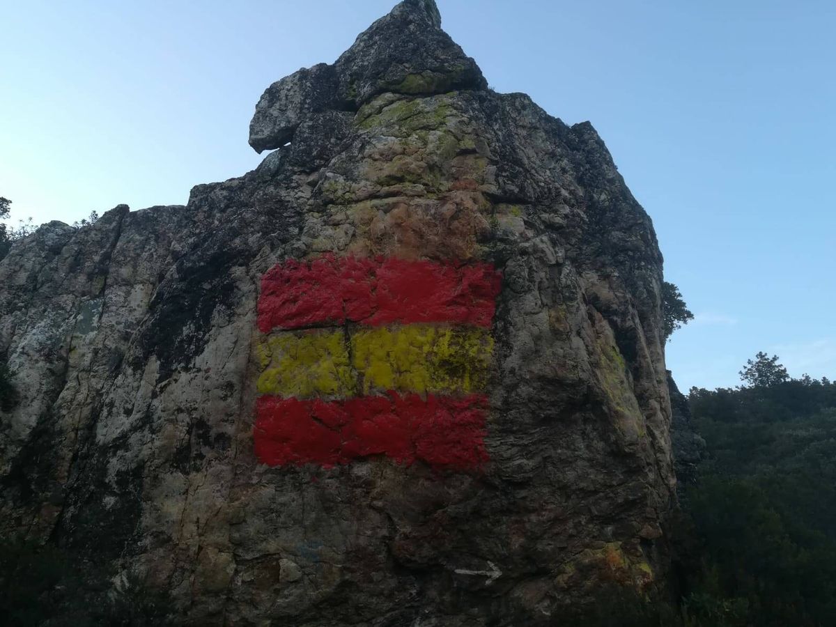 Foto: Destrozan unas pinturas rupestres de 6.000 años de antigüedad al pintar una enorme bandera de España. (Twitter: @Saltalomas)
