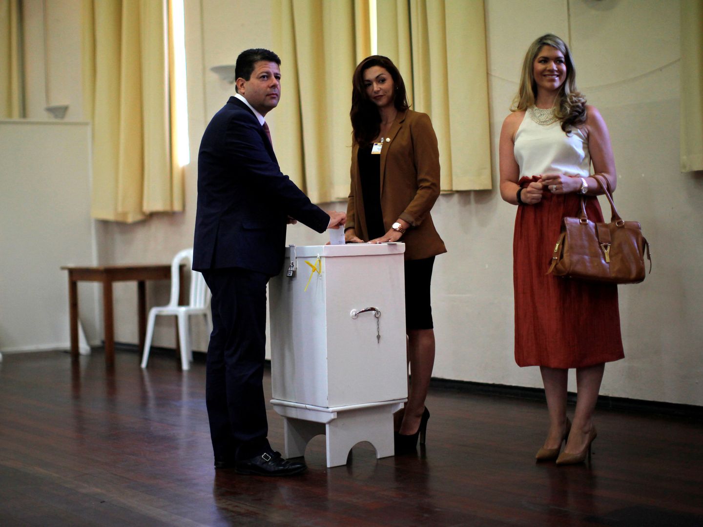 Fabián Picardo votando junto a su mujer, Justine. (Reuters)