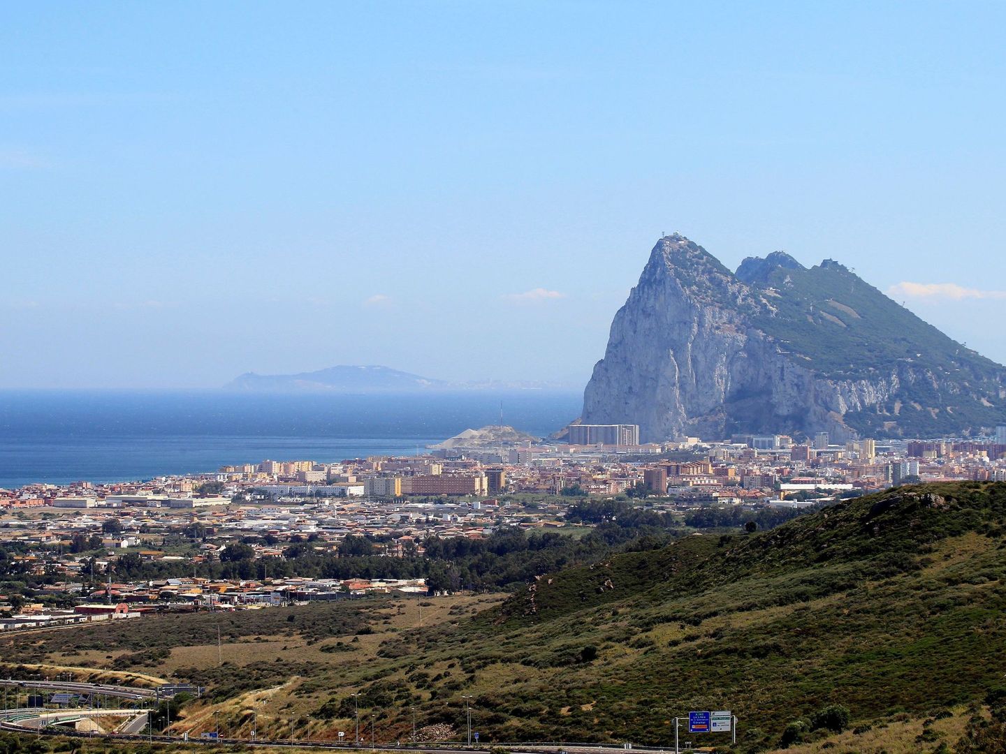 Imagen de archivo de La Línea de la Concepción (Cádiz) con el Peñón de Gibraltar al fondo. (EFE)