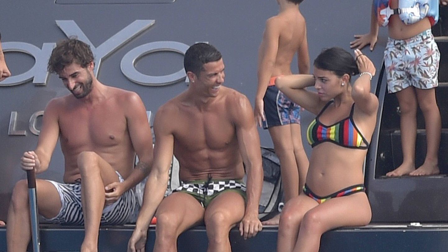 Cristiano Ronaldo junto a su novia, Georgina Rodríguez durante sus vacaciones. (Gtres)