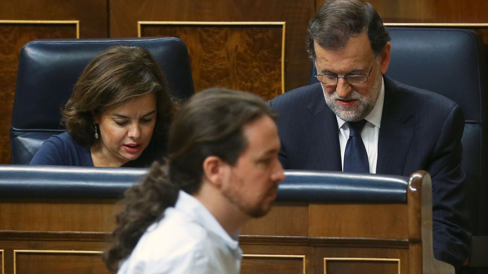 Foto: El líder de Podemos, Pablo Iglesias (i), y el presidente del Gobierno en funciones, Mariano Rajoy (d), durante sus respectivas intervenciones en la segunda jornada del debate de la investidura. (Reuters)
