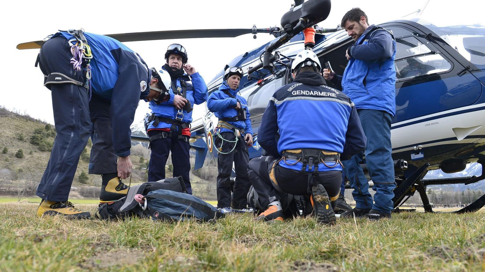 Foto: Un equipo de los servicios de rescate en la base de Seyne-les-Alpes. (EFE)