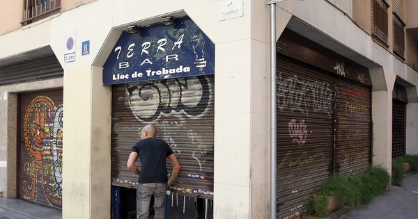 Foto: Un camarero echa el cierre en un bar de Barcelona. (EFE)
