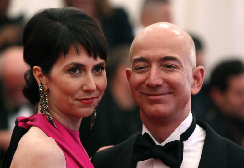 Jeff Bezos con su mujer Mackenzie en 2012. (Reuters)