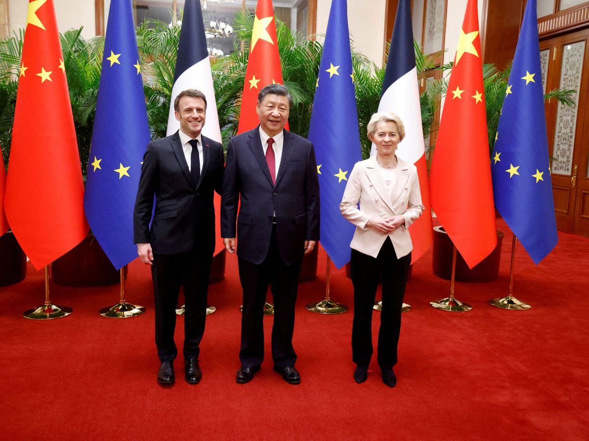 Foto: Ursula von der Leyen (d), junto a Xi Jinping (c) y Emmanuel Macron (i). (Reuters) 