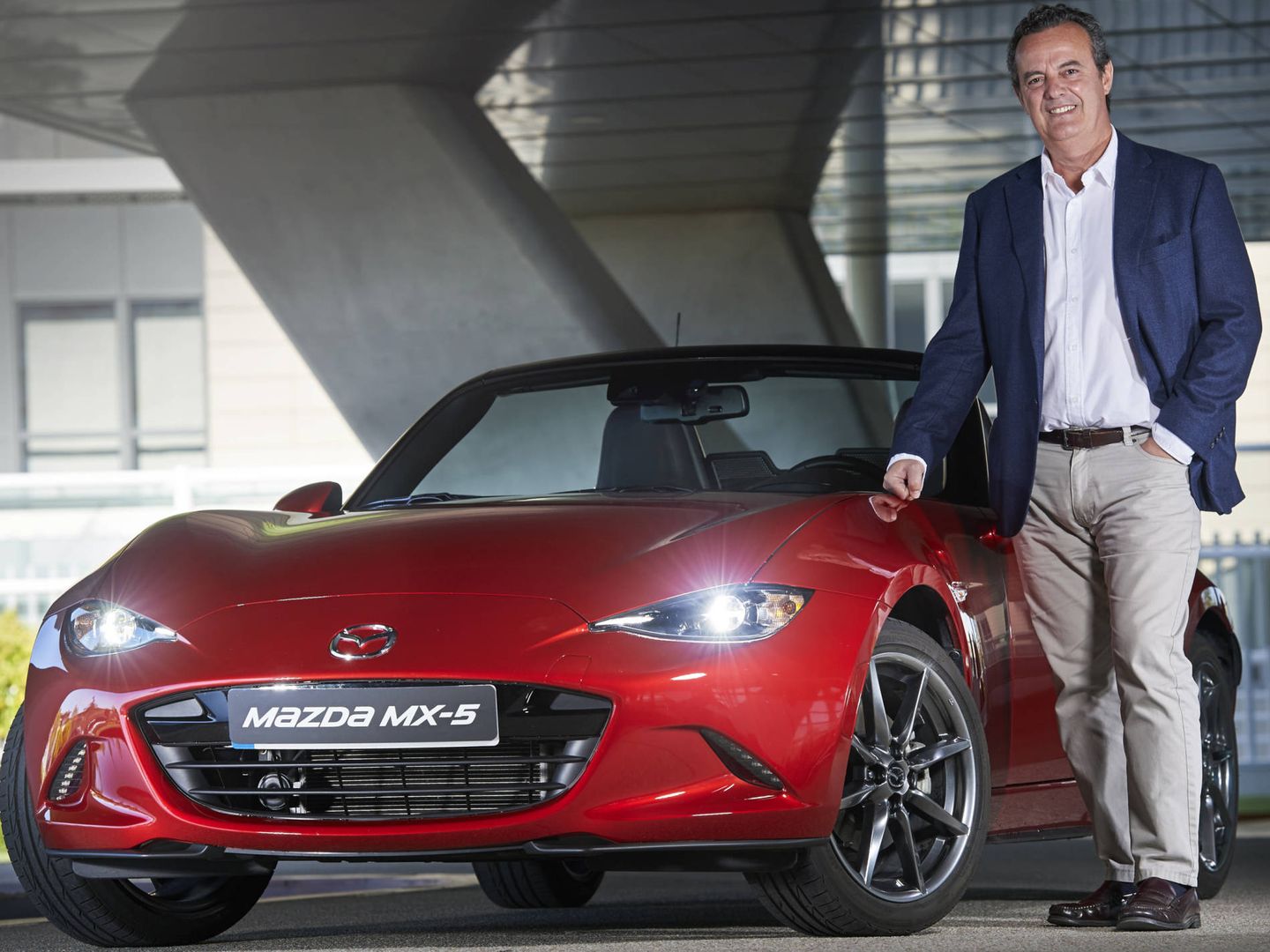 Chema Terol, consejero delegado de Mazda España, junto al MX5, el roadster más vendido de la historia. 