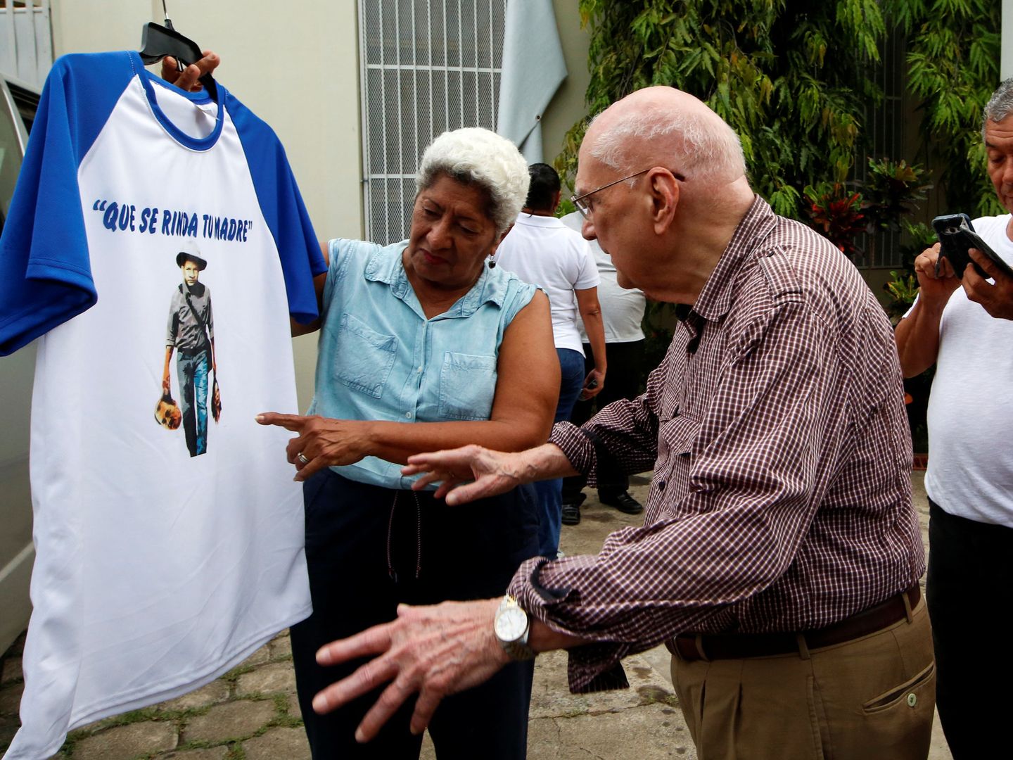 Antiguo presidente de Nicaragua Enrique Bolaños compra una camiseta (Reuters)