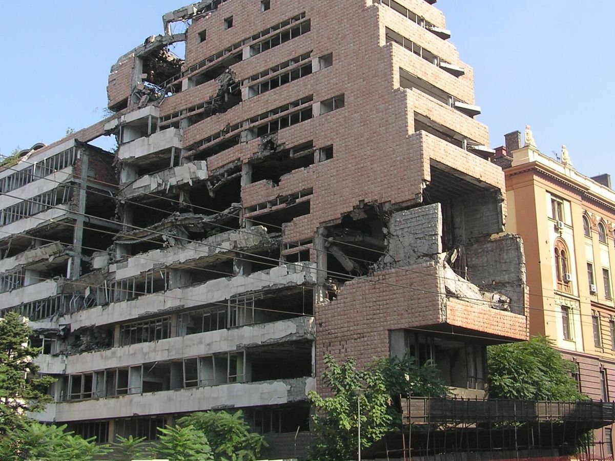 Foto: El antiguo cuartel general del ejército de Yugoslavia, en Belgrado, y hoy en ruinas (CC)