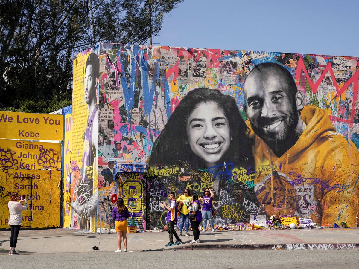 Foto: Un mural hecho en el Staples Center recordando a Kobe Bryant y su hija, Gianna. (Reuters)