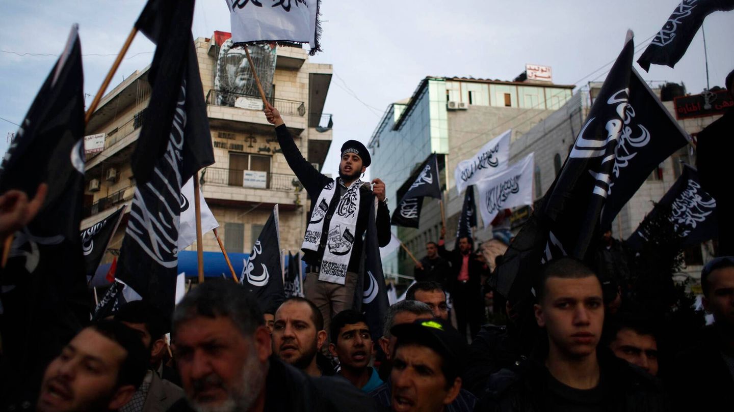 Seguidores de Hizb ut Tahrir protestan contra la revista satírica 'Charlie Hebdo' tras la publicación de una imagen de Mahoma, en 2015. (Reuters/Mohamad Torokman)