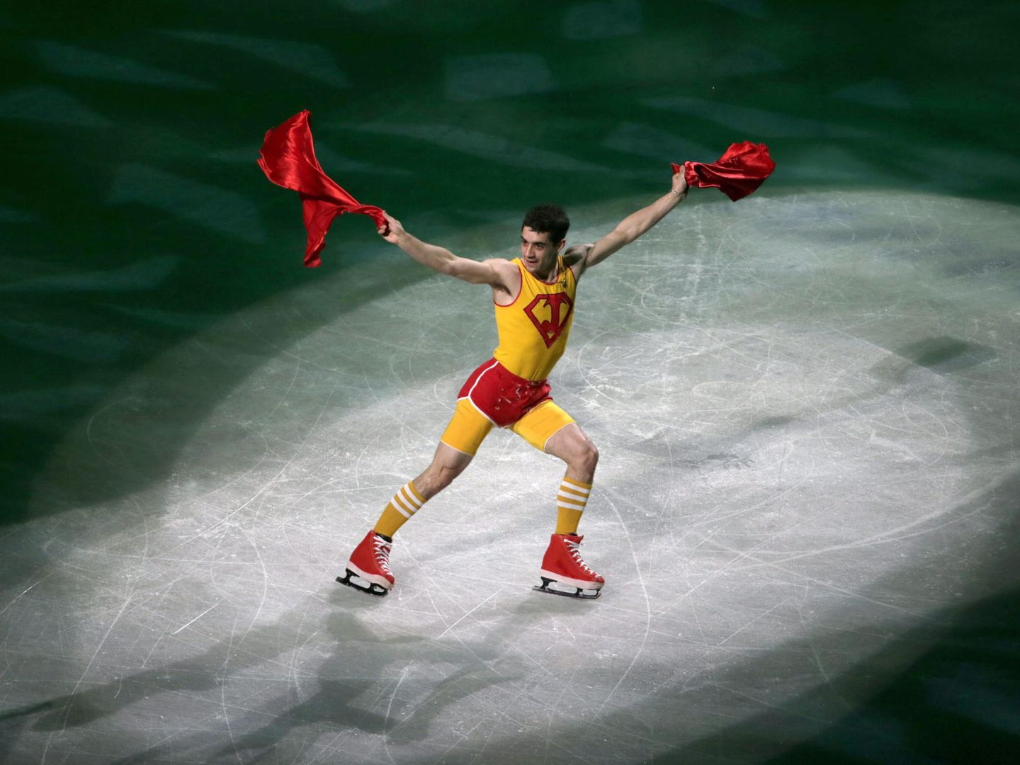 El patinador, vestido de 'SuperJavi' durante una exhibición en 2014. (EFE)