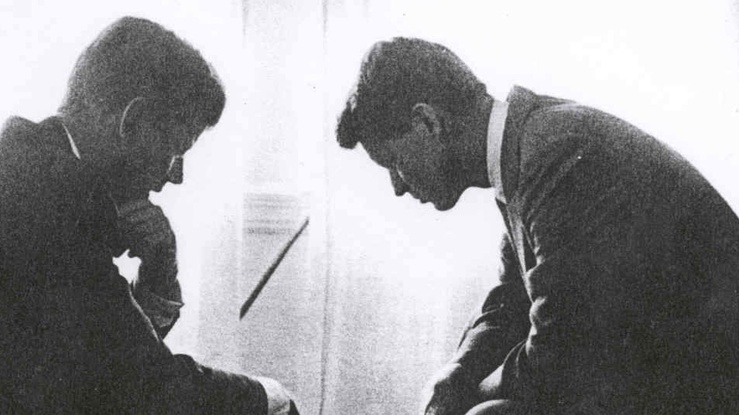 John y Robert Kennedy en una imagen que ilustra la portada de 'La conspiración'. 