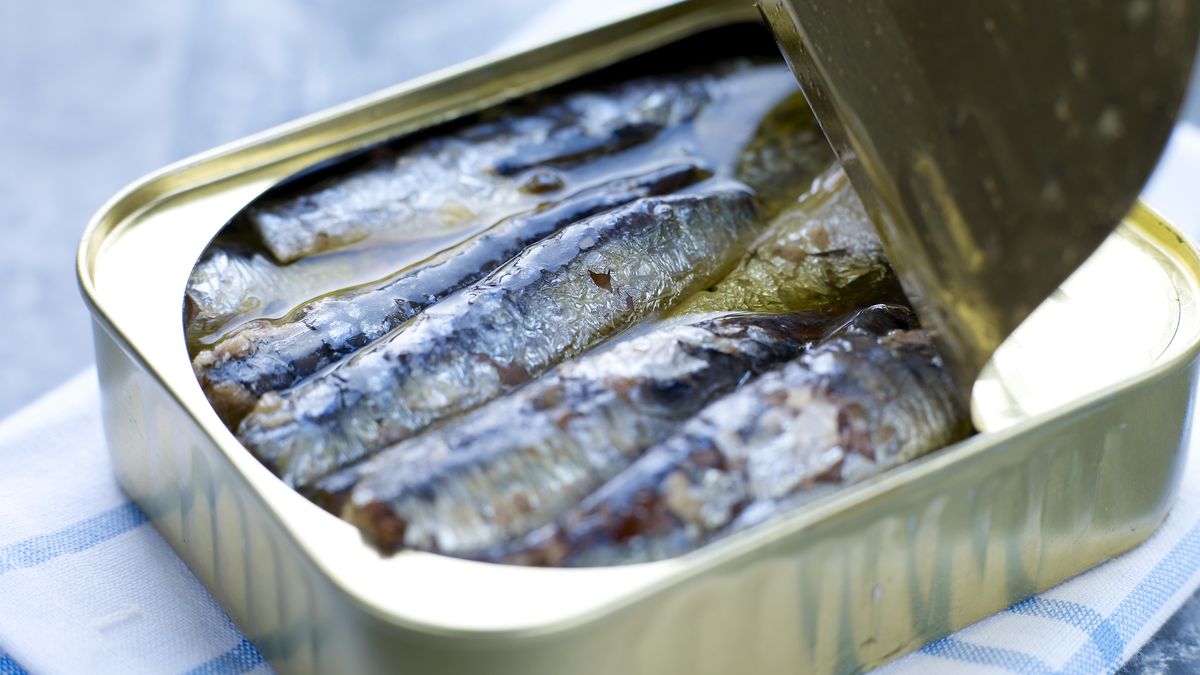 DIA retira casi 25.000 latas de sardinas ante un posible defecto de esterilización