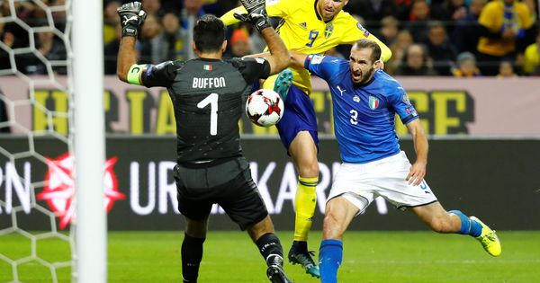 Foto: Buffon y Chiellini, en el partido contra Suecia. (Reuters)