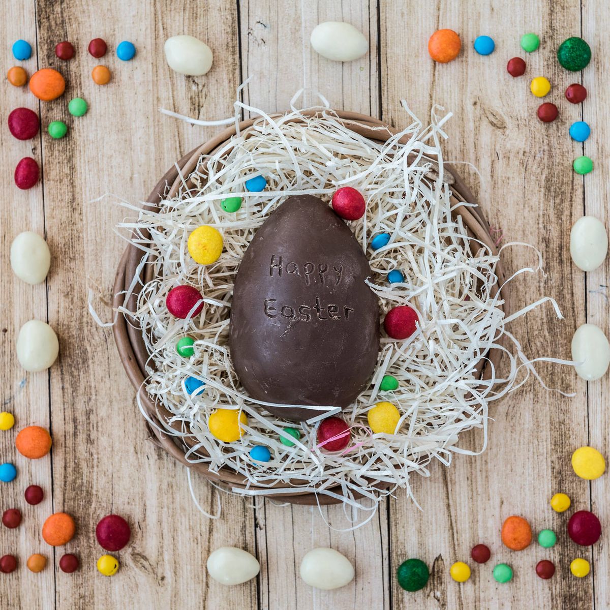 Como hacer Huevo de Pascua SIN GLASE !!! decoracion FACIL Solo chocolate 