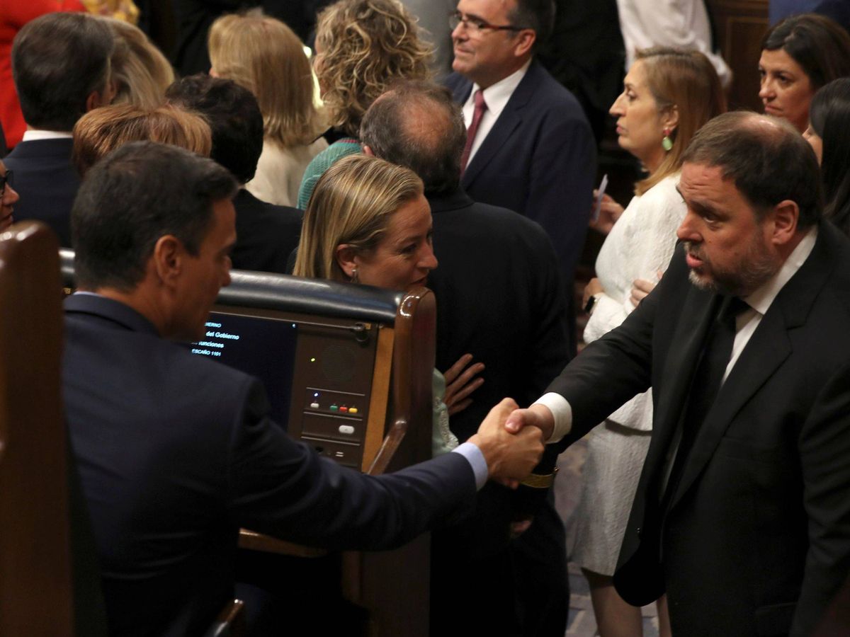 Foto: Junqueras saluda a Sánchez durante la pasada sesión constitutiva de Cortes. (EFE)