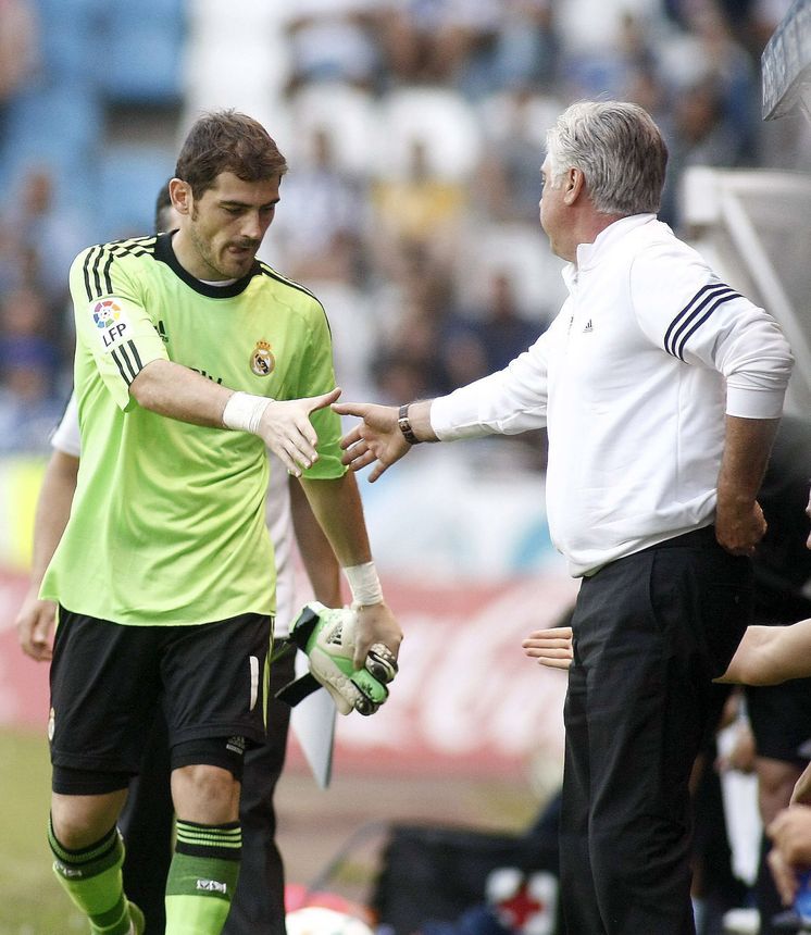 Foto: Iker Casillas saludando a Carlo Ancelotti.