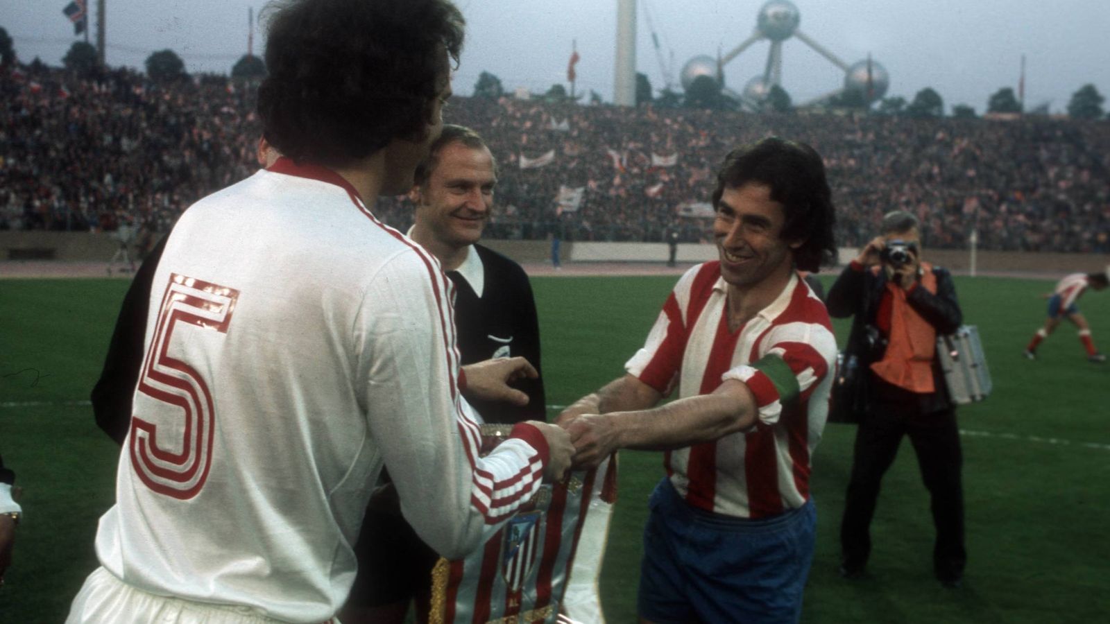 Foto: Adelardo saluda a Beckenbauer en la final de 1974 (Imago).