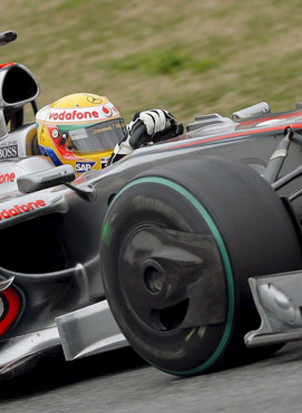 Foto: Button, de BrawnGP, domina mientras Hamilton vuelve a sufrir un accidente
