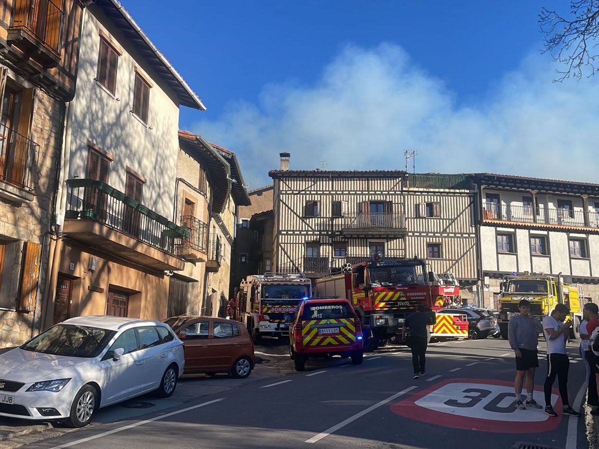 Foto: Varias viviendas se han visto afectadas por un incendio declarado esta tarde en el casco urbano del monumental municipio salmantino de La Alberca. (EFE/JM García)