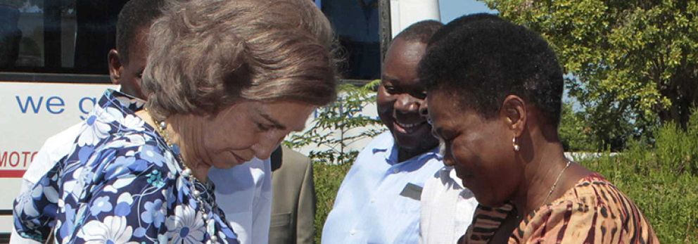 Foto: La periodista que consiguió entrevistar a Corinna viaja a Mozambique con la Reina