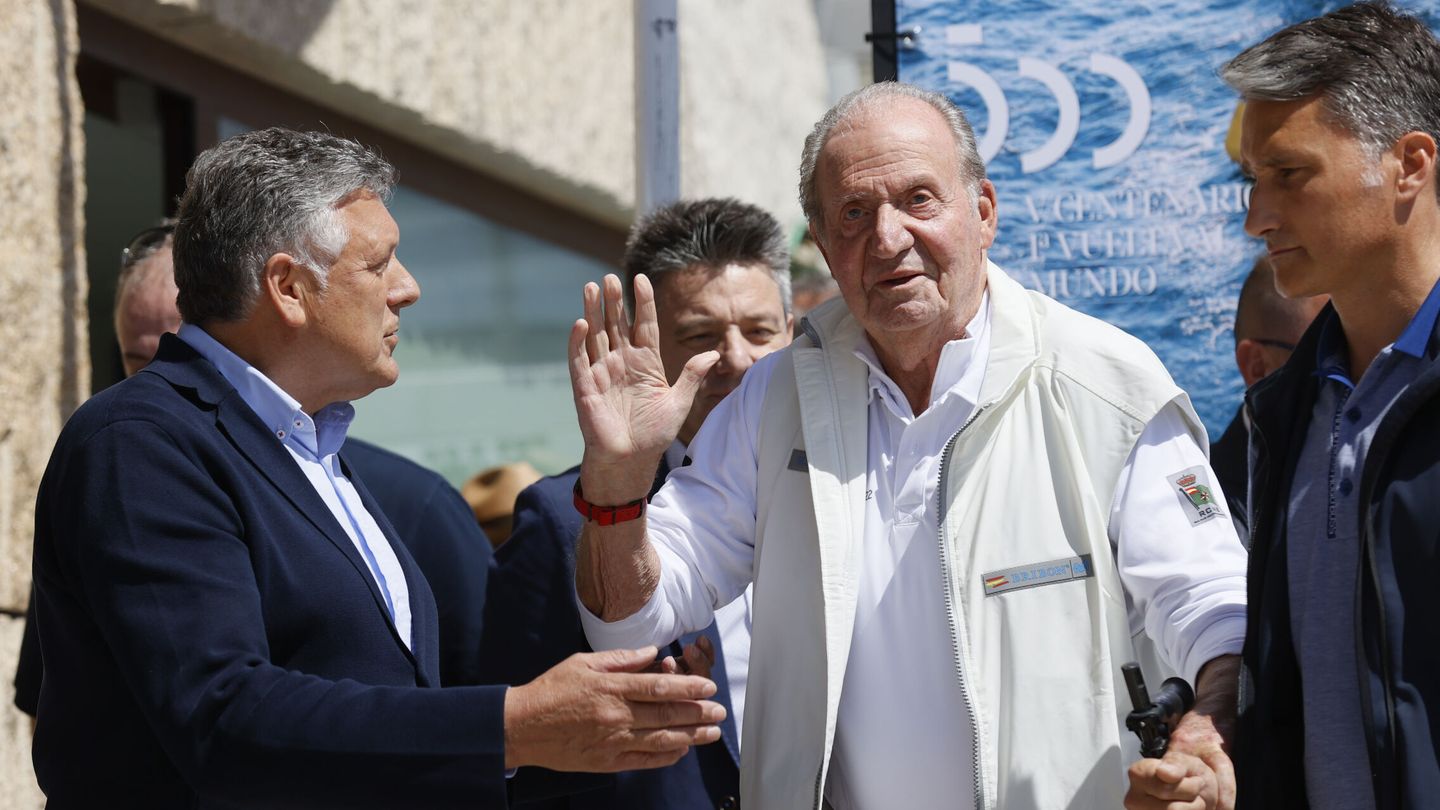 El Rey emérito Juan Carlos I, recibido por el alcalde de Sanxenxo, Telmo Martín, este viernes en las instalaciones del Real Club Náutico. (EFE/Lavandeira Jr.) 