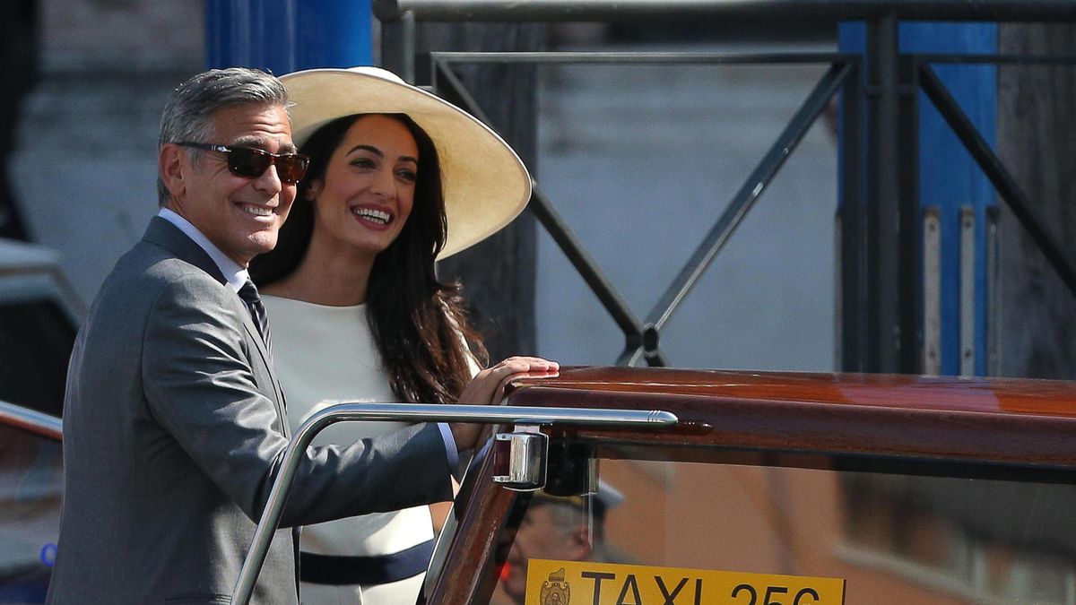 Cómo Amal Clooney cambió las reglas de las novias al llevar un conjunto con pantalón para su boda civil en Venecia