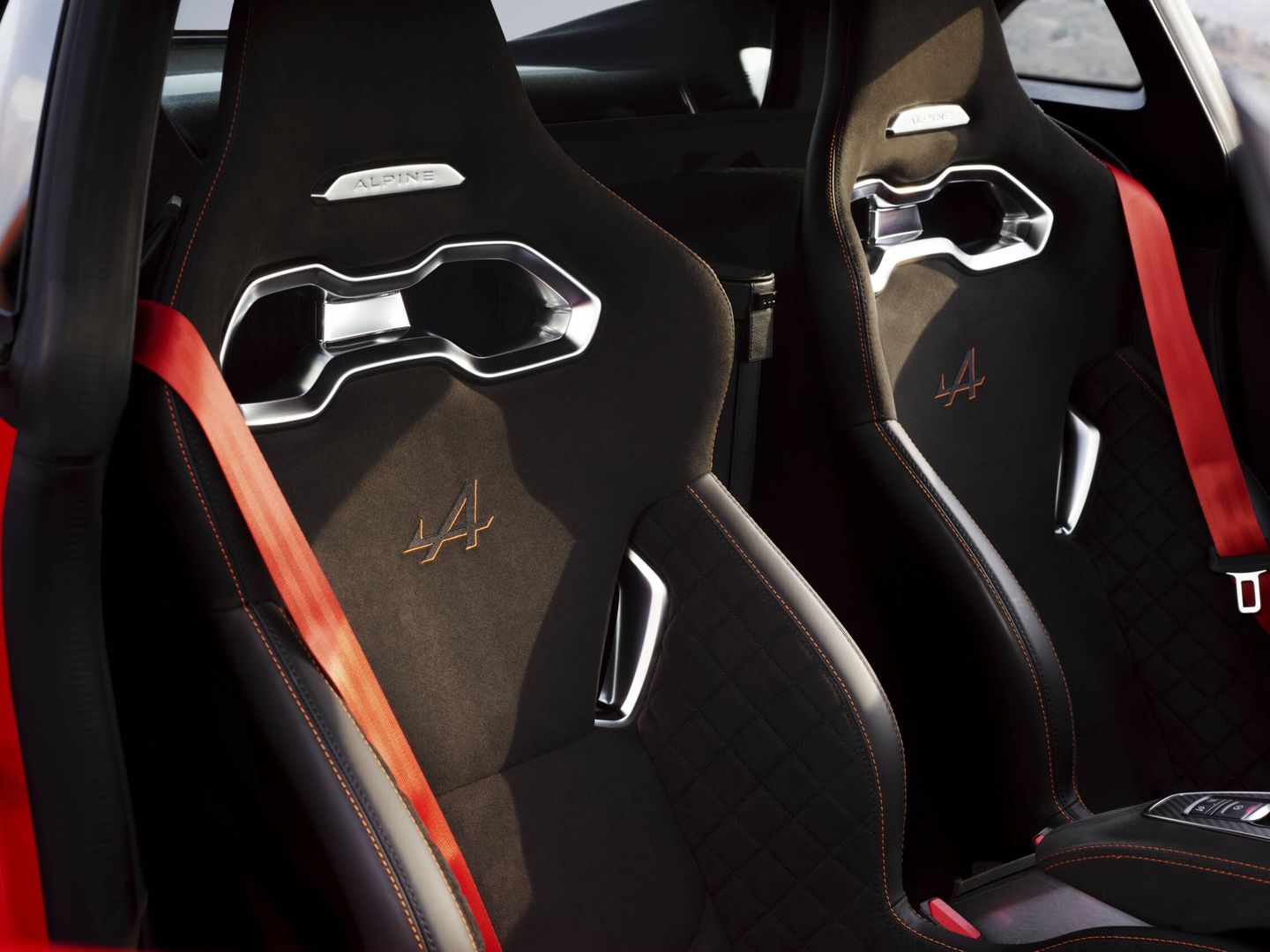El interior del A110 S también es más deportivo, destacando sus asientos Sport Sabelt.