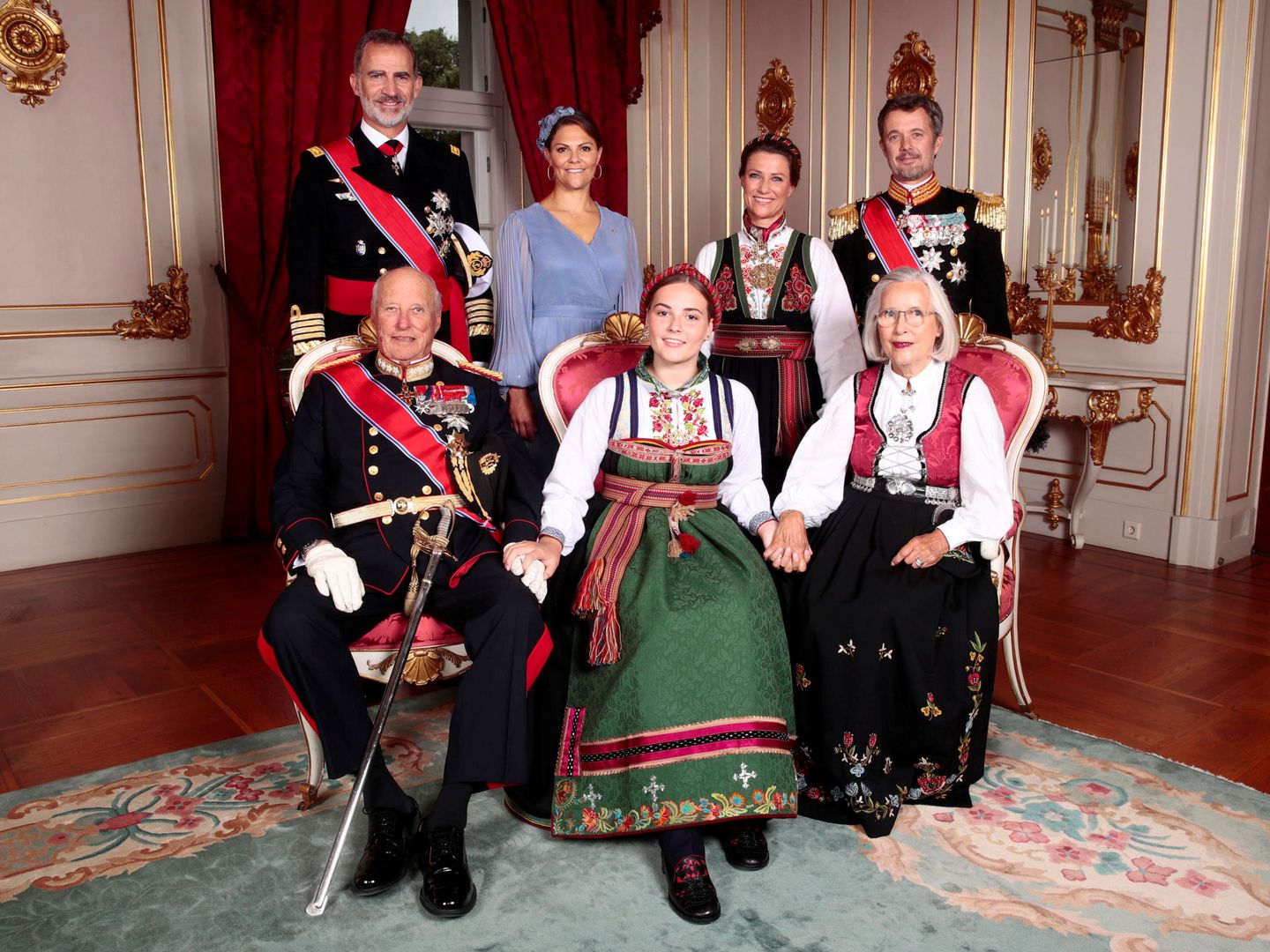 Fotografía oficial de la confirmación de la princesa Ingrid con sus padrinos. (Reuters)