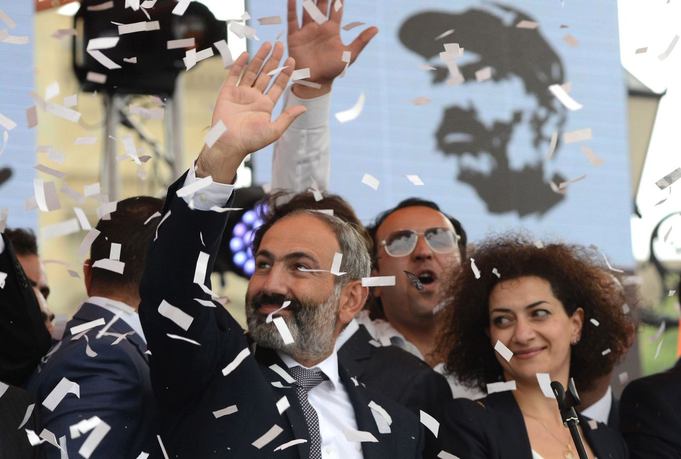 Nikol Pashinián y su esposa, Anna Hakobyan, celebran su victoria en la plaza de la República en Ereván, el 8 de mayo de 2018. (EFE)