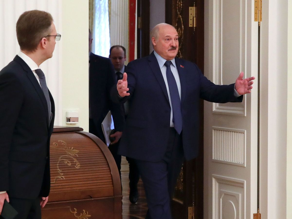 Foto: Alexander Lukashenk llega a una reunión con Putin, en una imagen de archivo. (EFE/EPA/Mikhail Klimentyev)