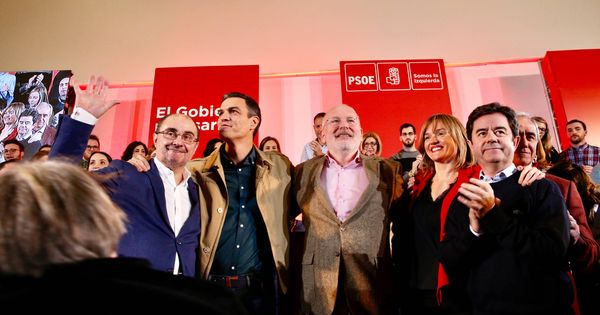Foto: Pedro Sánchez, con Javier Lambán (i), Frans Timmermans (c) y Pilar Alegría, este 2 de febrero de 2019 en Zaragoza. (Inma Mesa | PSOE)