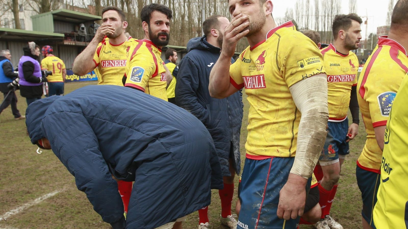 Foto: El equipo español se lamenta tras la derrota. (EFE) 