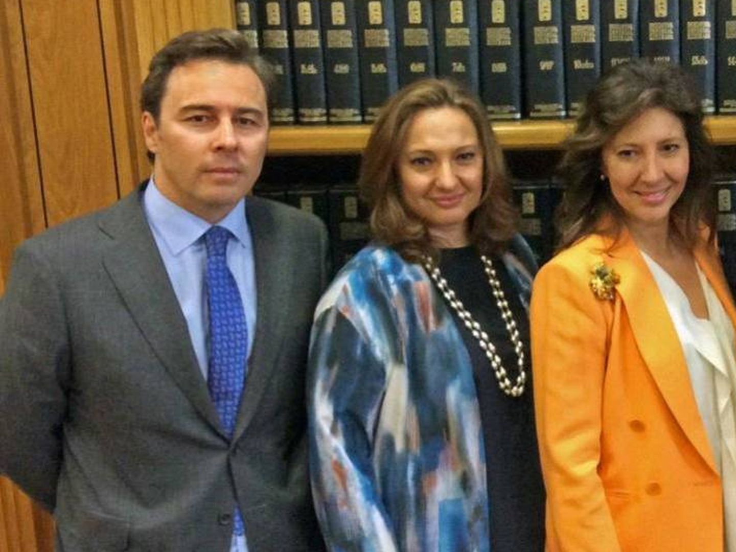 Dimas Gimeno y las hijas de Isidoro Álvarez, Marta y Cristina. (Fundación Ramón Areces)