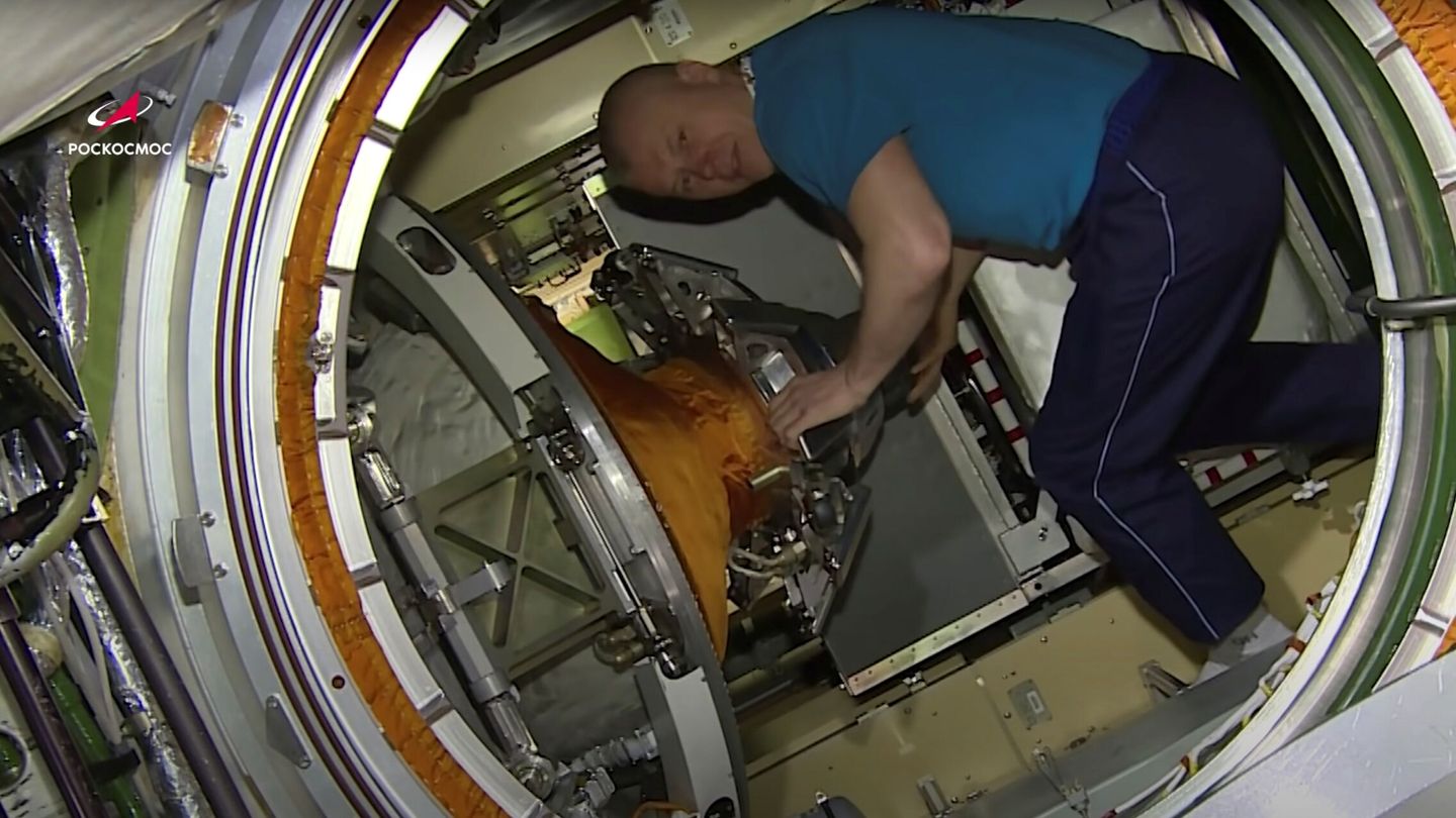 El cosmonauta Oleg Novitskiy dentro del modulo Nauka
