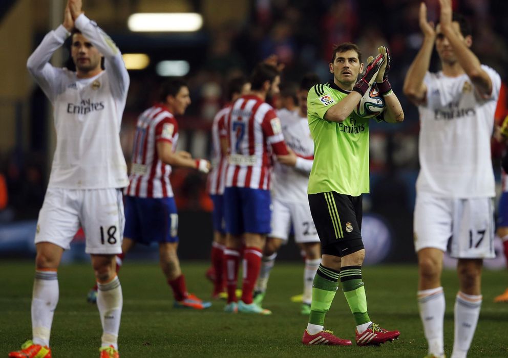 Foto: Iker Casillas aplaude a la afición del Real Madrid tras lograr el pase a la final del torneo.