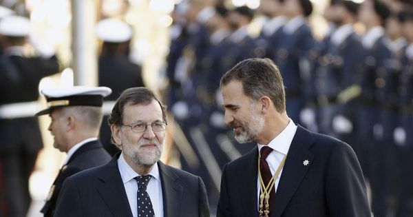 Foto: El rey Felipe VI conversa con el presidente del Gobierno, Mariano Rajoy, a su llegada al Palacio de las Cortes. (EFE)