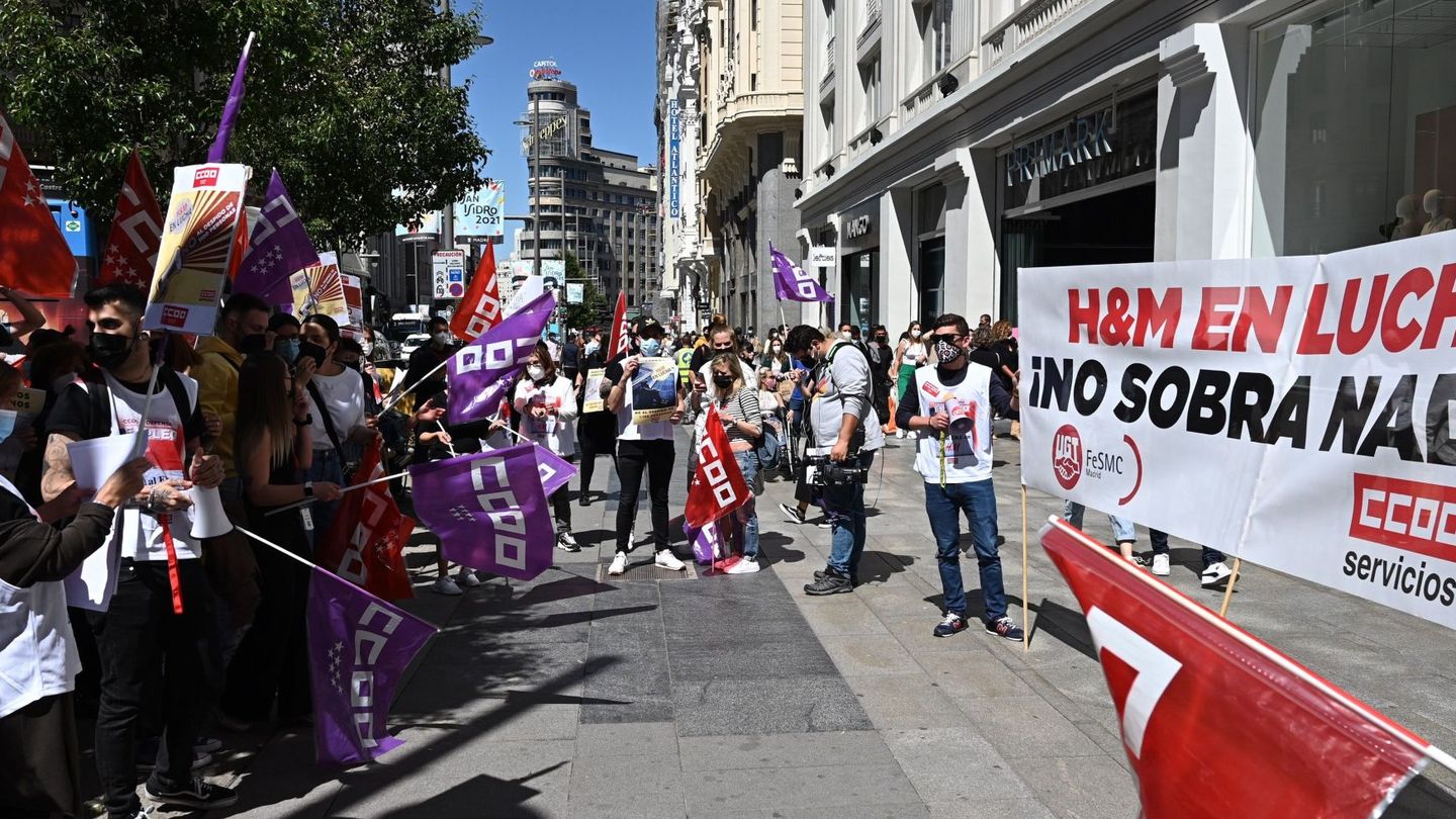 Manifestación de trabajadores de H&M frente a la tienda de Gran Vía, Madrid (EFE/Fernando Villar)